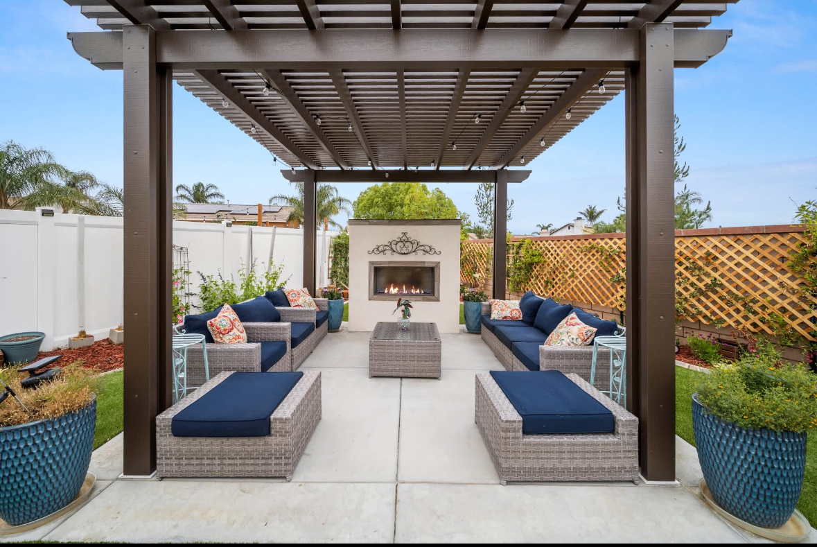 Temecula Pergola Lounge